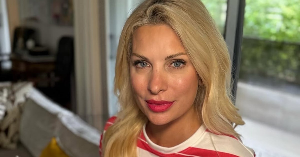 Όπως δεν την έχουμε ξαναδεί | Η Ελένη Μενεγάκη με τις πιτζάμες της στο σαλόνι του σπιτιού της