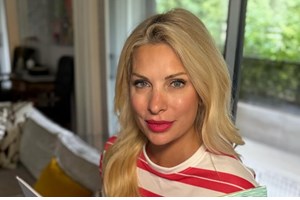 Ελένη Μενεγάκη | Με λευκή couture δημιουργία αγκαλιά με τον Σάκη Ρουβά