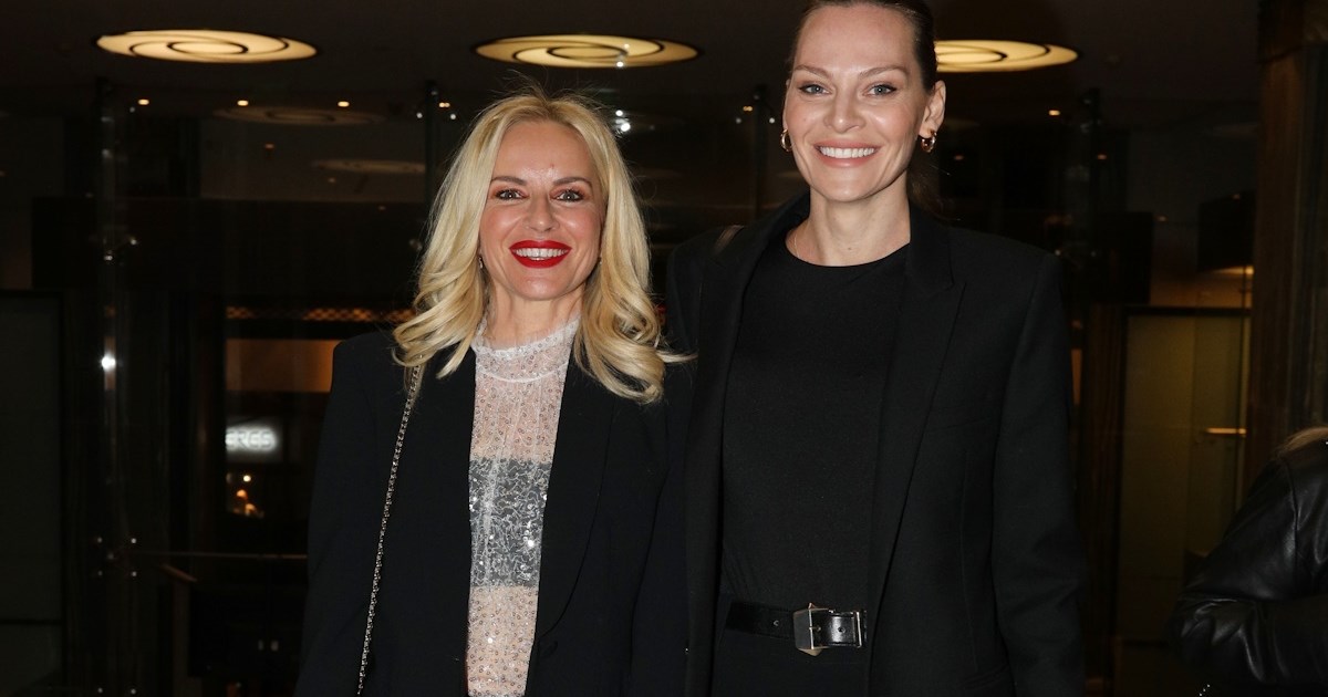 Μαρία Μπεκατώρου | Ποζάρει χαμογελαστή στο Ηρώδειο πλάι στην καλή της φίλη, Υβόννη Μπόσνιακ - εικόνα 6