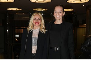 Μαρία Μπεκατώρου | Ποζάρει χαμογελαστή στο Ηρώδειο πλάι στην καλή της φίλη, Υβόννη Μπόσνιακ - εικόνα 6