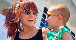 Mini fashion icon η Ολίβια Στρατή | Με πουά τζιν μπουφανάκι στην παιδική χαρά