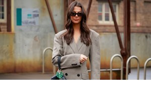 Η δερμάτινη μίντι φούστα που δεν θα αποχωρίζεσαι φέτος