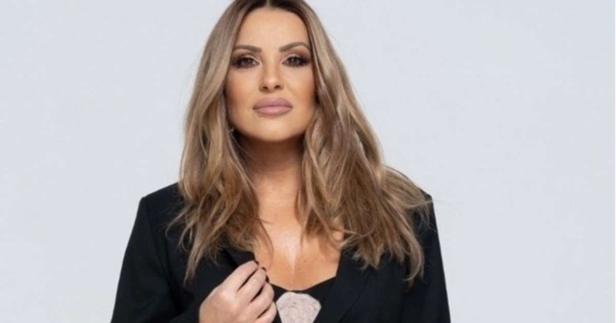 Με κομψό μωβ μπικίνι στα γαλαζοπράσινα νερά της Κρήτης | Η Ναταλία Γερμανού αποχαιρετά το καλοκαίρι - εικόνα 3