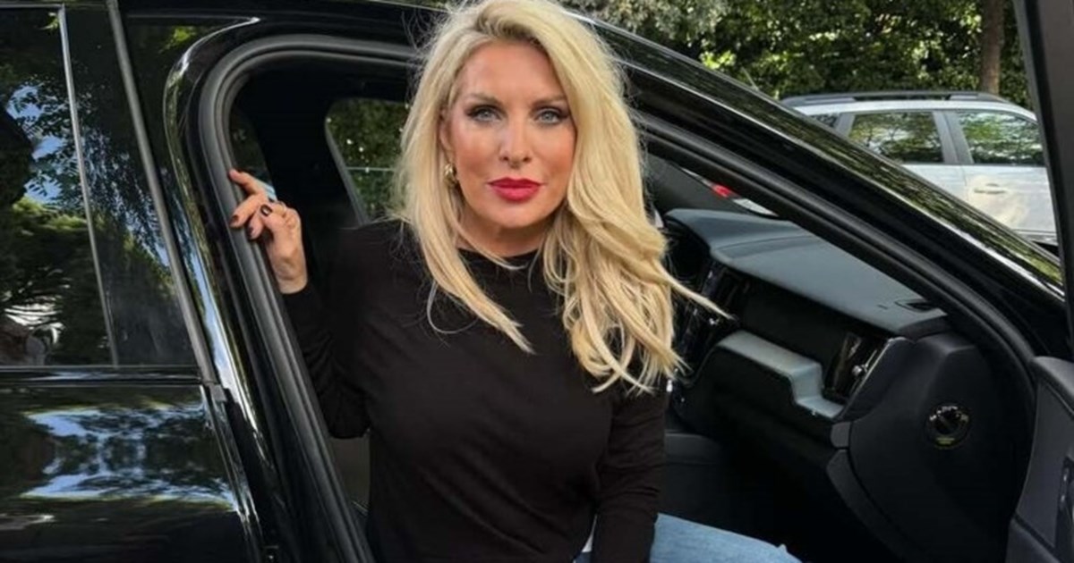 Η Ελένη Μενεγάκη ποζάρει κάτω από το παραμυθένιο δέντρο της και μετρά αντίστροφα για τα Χριστούγεννα