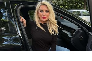 Η Ελένη Μενεγάκη ποζάρει κάτω από το παραμυθένιο δέντρο της και μετρά αντίστροφα για τα Χριστούγεννα