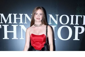 "Πόσο μοιάζουν" | Η Αναστασία Τσιλιμπίου αγκαλιά με τη μητέρα της στη θεατρική της πρεμιέρα - εικόνα 3