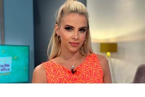 Τζένη Μελιτά | Μας δείχνει για πρώτη φορά τα φυσικά της μαλλιά