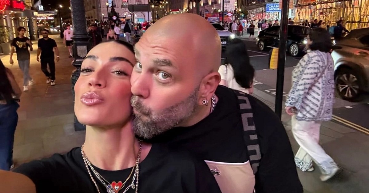 Mother - daughter goals | Η Ανατολή Κουινέλη χέρι - χέρι με τη μαμά της στην παραλία της Θεσσαλονίκης