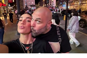 Mother - daughter goals | Η Ανατολή Κουινέλη χέρι - χέρι με τη μαμά της στην παραλία της Θεσσαλονίκης