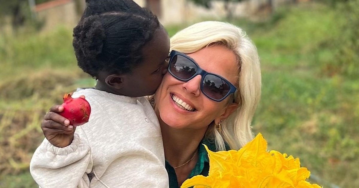 Mother & daughter goals | Η Χριστίνα Κοντοβά και η κόρη της με τέλεια outfits στο κέντρο της Αθήνας