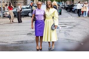 Η μίντι φούστα από την Pull&Bear που κολακεύει κάθε σιλουέτα