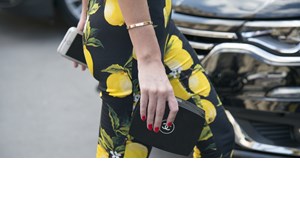 Η τέλεια bucket ψάθινη τσάντα από τη Mango είναι σε έκπτωση | Χωράει τα πάντα μέσα