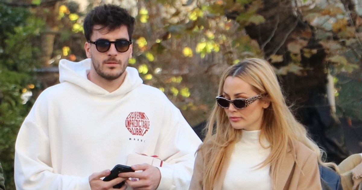 Ελένη Βουλγαράκη - Φώτης Ιωαννίδης | Πιο ερωτευμένοι από ποτέ σε παραλία της Μήλου - εικόνα 3