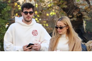 Ελένη Βουλγαράκη - Φώτης Ιωαννίδης | Πιο ερωτευμένοι από ποτέ σε παραλία της Μήλου - εικόνα 3