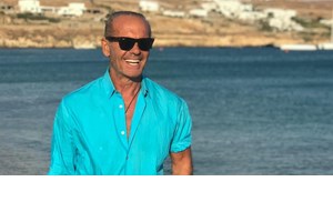 Στην Παναγία της Τήνου ο Πέτρος Κωστόπουλος | Οι αναρτήσεις και το γεύμα σε ιταλικό στέκι