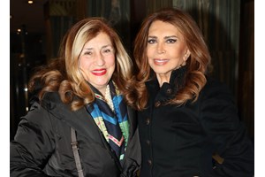 Μιμή Ντενίση | Με καφετί casual σύνολο στο απέραντο γαλάζιο της Πάρου - εικόνα 2