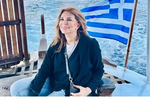 Η Μιμή Ντενίση μάς δείχνει το αγαπημένο της καλοκαιρινό αξεσουάρ που δεν είναι δημοφιλές ανάμεσα στις Ελληνίδες - εικόνα 2