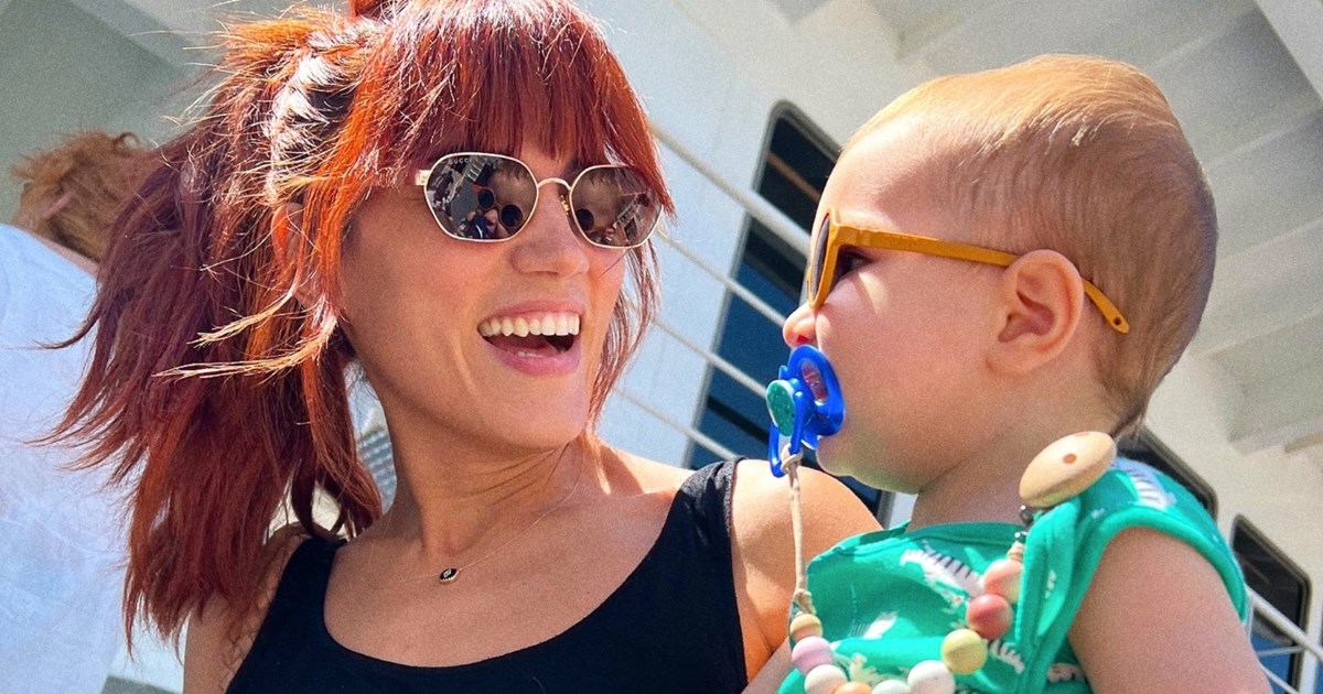 Η Μαίρη Συνατσάκη απαθανατίζει την κόρη της στην παραλία | Η γλυκιά φωτογραφία της Ολίβιας Στρατή με backpack και crocs