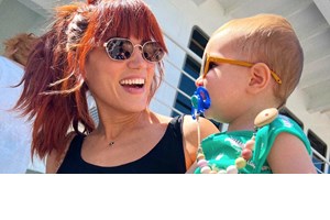 Η Μαίρη Συνατσάκη απαθανατίζει την κόρη της στην παραλία | Η γλυκιά φωτογραφία της Ολίβιας Στρατή με backpack και crocs