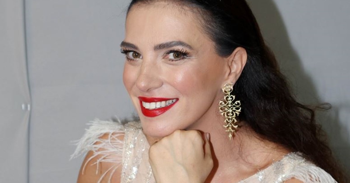 Στο Ηρώδειο η Φωτεινή Δάρρα | Ποζάρει στα λευκά αγκαλιά με την πανέμορφη κόρη της - εικόνα 5