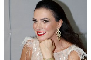 Στο Ηρώδειο η Φωτεινή Δάρρα | Ποζάρει στα λευκά αγκαλιά με την πανέμορφη κόρη της - εικόνα 5