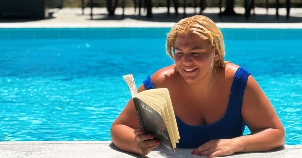 Στον ειδυλλιακό κήπο της Δανάης Μπάρκα | Η πολύ οικονομική πολυθρόνα που χαλαρώνει τις Κυριακές της