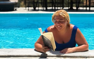 Στον ειδυλλιακό κήπο της Δανάης Μπάρκα | Η πολύ οικονομική πολυθρόνα που χαλαρώνει τις Κυριακές της