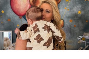 "Πόσο μεγάλωσε" | Η Φωτεινή Πετρόγιαννη αγκαλιά με τον 7 μηνών γιο της - εικόνα 3