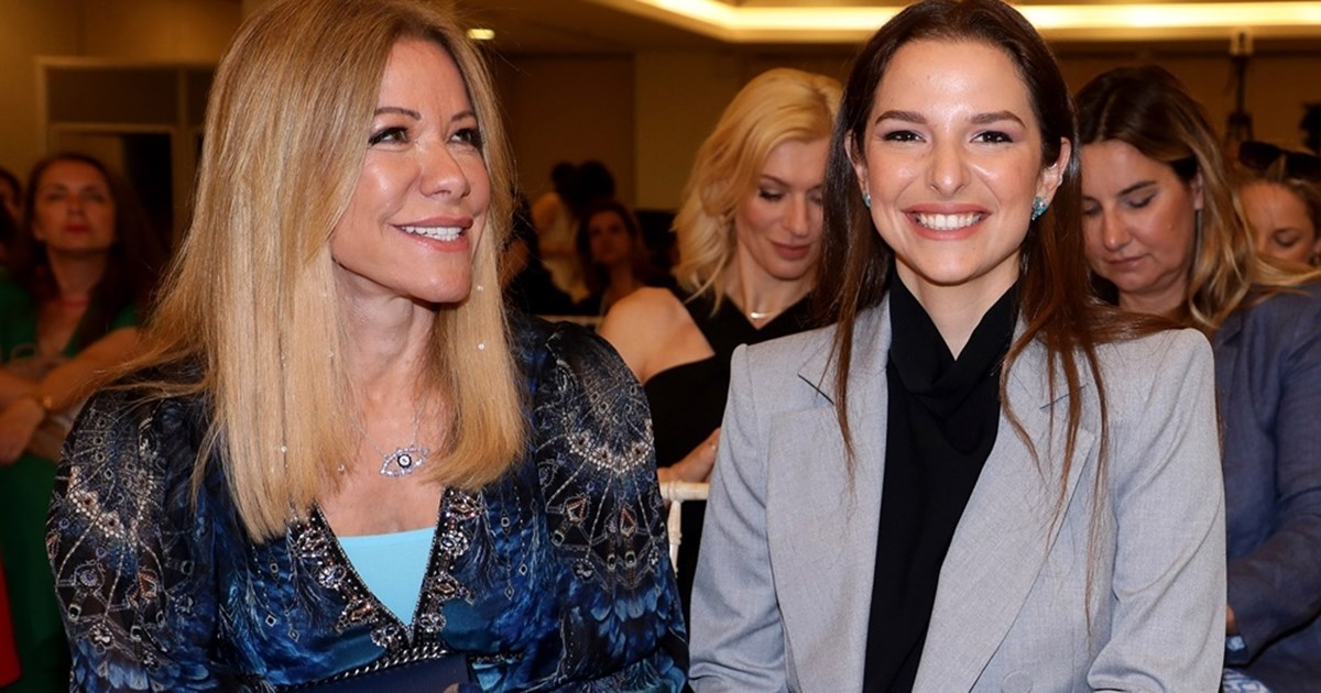 Η Εριέττα Κούρκουλου Λάτση με μαύρο ολόσωμο μαγιό | Οι οικογενειακές στιγμές στη θάλασσα