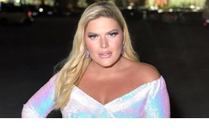 "Τρεις γενιές αγκαλιά" | Η Δανάη Μπάρκα σε ηλιόλουστη βόλτα με τη μαμά και τη γιαγιά της - εικόνα 2