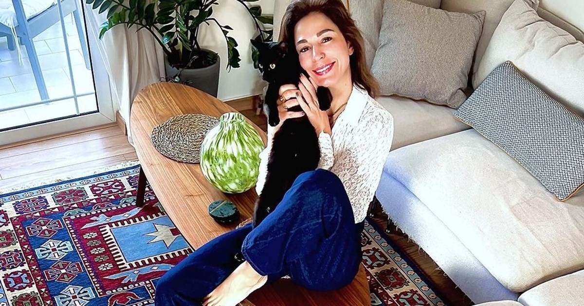 Στο καθιστικό της Κατερίνας Παπουτσάκη | Η πανάκριβη πολυθρόνα από την ΙΚΕΑ που χαλαρώνει τα καλοκαιρινά βράδια