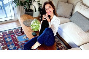 Στο καθιστικό της Κατερίνας Παπουτσάκη | Η πανάκριβη πολυθρόνα από την ΙΚΕΑ που χαλαρώνει τα καλοκαιρινά βράδια