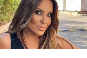 Με κομψό μωβ μπικίνι στα γαλαζοπράσινα νερά της Κρήτης | Η Ναταλία Γερμανού αποχαιρετά το καλοκαίρι