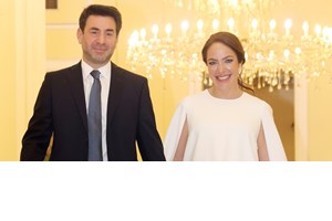 Η Δόμνα Μιχαηλίδου λίγο πριν γίνει μαμά | Η βραδινή εμφάνιση με καφέ σύνολο