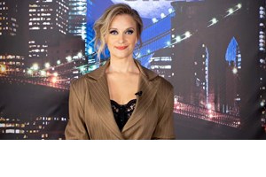 Στο στολισμένο σαλόνι της Λένας Δροσάκη | Το cute χριστουγεννιάτικο δέντρο και τα παιχνίδια με τον γιο της, Αναστάση - εικόνα 5