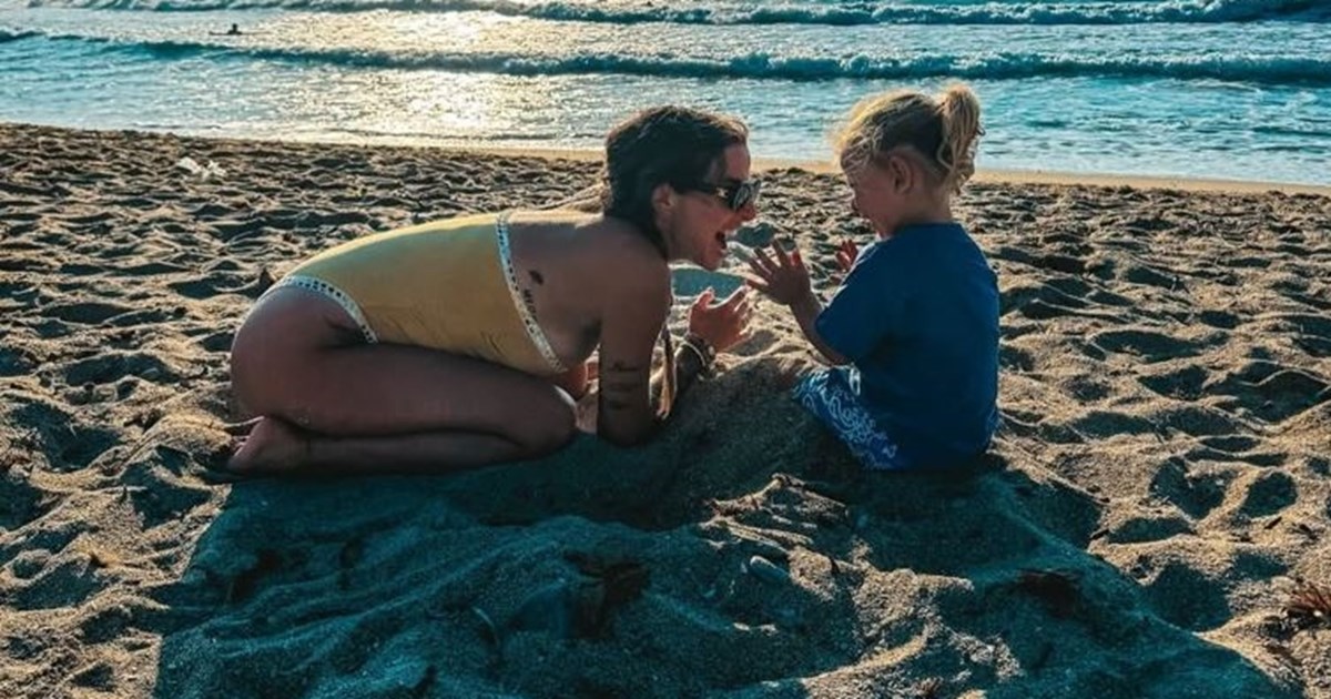 Η Εριέττα Κούρκουλου Λάτση αποχαιρετά το καλοκαίρι | Θάλασσα, ηλιοβασιλέματα, παιδιά και πολλή αγάπη