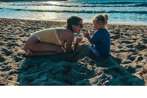Εριέττα Κούρκουλου Λάτση – Βύρων Βασιλειάδης | Βάφτισαν τον γιο τους, Λέοντα στην Πάρο