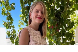 Έλλη Παπαγεωργίου | Η κόρη της Δανάης Μιχαλάκη ντυμένη χριστουγεννιάτικα στην αγκαλιά του Γιάννη Κουκουράκη - εικόνα 4