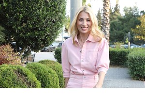 Έχεις διάθεση να βγεις για χορό; Η Νάνσυ Ζαμπέτογλου φόρεσε τη φούστα από τη Massimo Dutti που είναι ιδανική για την περίσταση