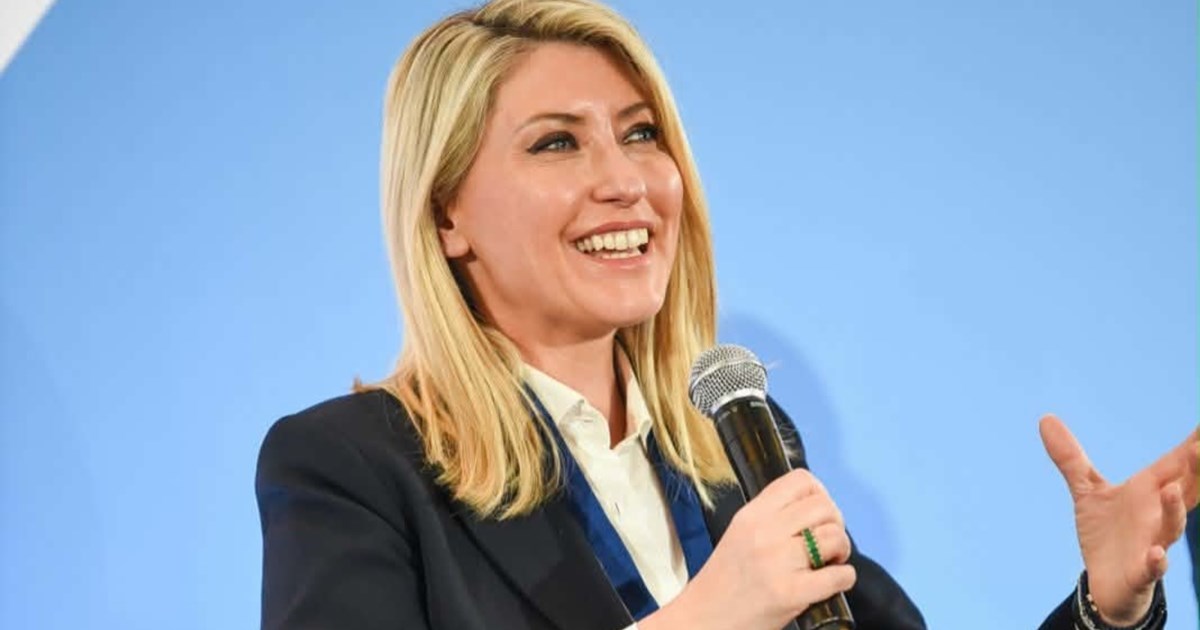Λένα Φλυτζάνη | Ποια είναι η δημοσιογράφος που φημολογείται ότι θα αναλάβει τη θέση της Σίας Κοσιώνη στο κεντρικό δελτίο ειδήσεων του ΣΚΑΪ