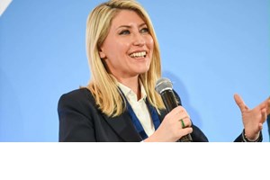 Λένα Φλυτζάνη | Ποια είναι η δημοσιογράφος που φημολογείται ότι θα αναλάβει τη θέση της Σίας Κοσιώνη στο κεντρικό δελτίο ειδήσεων του ΣΚΑΪ