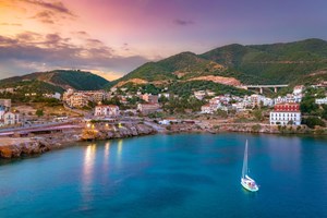 Στη θάλασσα με τα παιδιά | 5 ρηχές παραλίες της Αττικής που θα κάνουν το οικογενειακό μπάνιο αξέχαστο