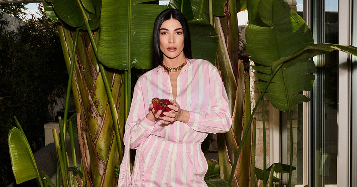 Ήβη Αδάμου & Ανατολή Κουινέλη σε matchy matchy εμφάνιση | Η τρυφερή φωτογραφία με μπλούζες "Stavento" στην παρουσίαση του νέου δίσκου του Μιχάλη Κουινέλη - εικόνα 3