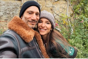 Η μικρή Εριέττα Κούρκουλου Λάτση σε ένα σπάνιο φωτογραφικό καρέ με τον πατέρα της, Νίκο Κούρκουλο