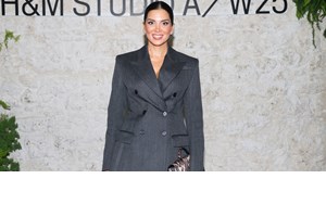 Η Σταματίνα Τσιμτσιλή με μίνι leather φόρεμα | Κοστίζει κάτω από 30 ευρώ & θα το βρεις στην Pink Woman - εικόνα 2