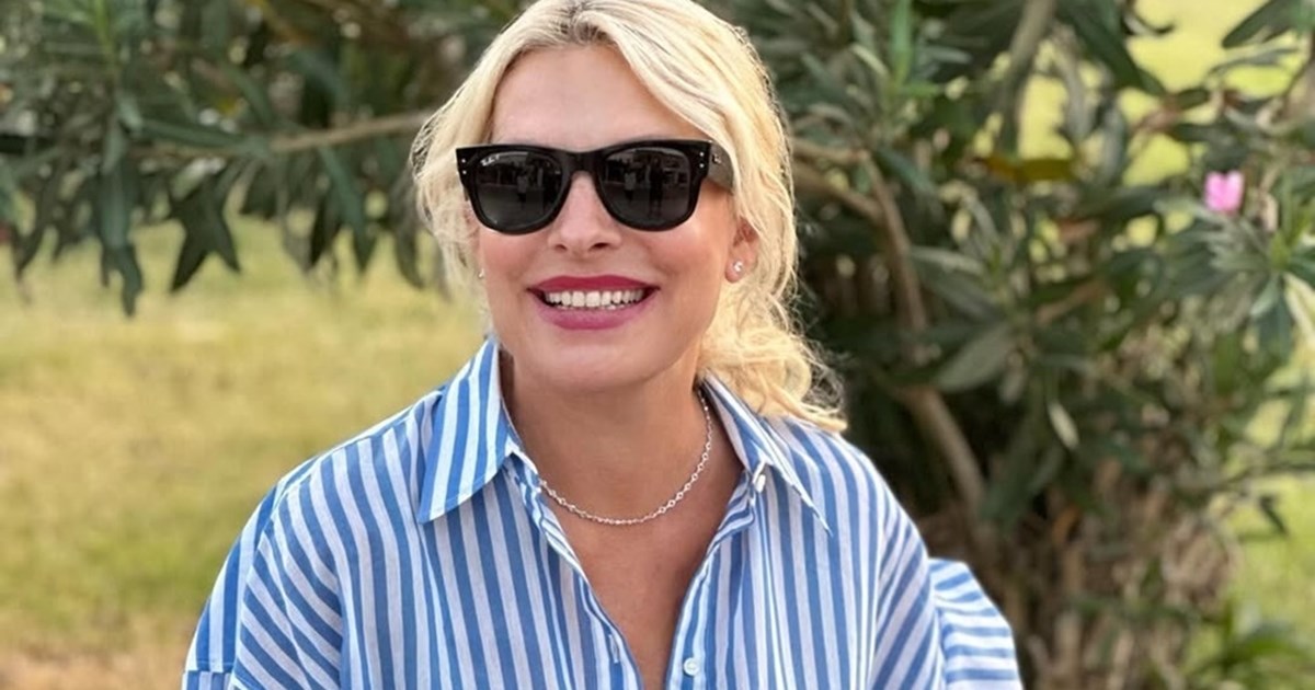 Η Ιωάννα Μαλέσκου φόρεσε το λευκό παντελόνι με τον πιο καλοκαιρινό τρόπο - εικόνα 2