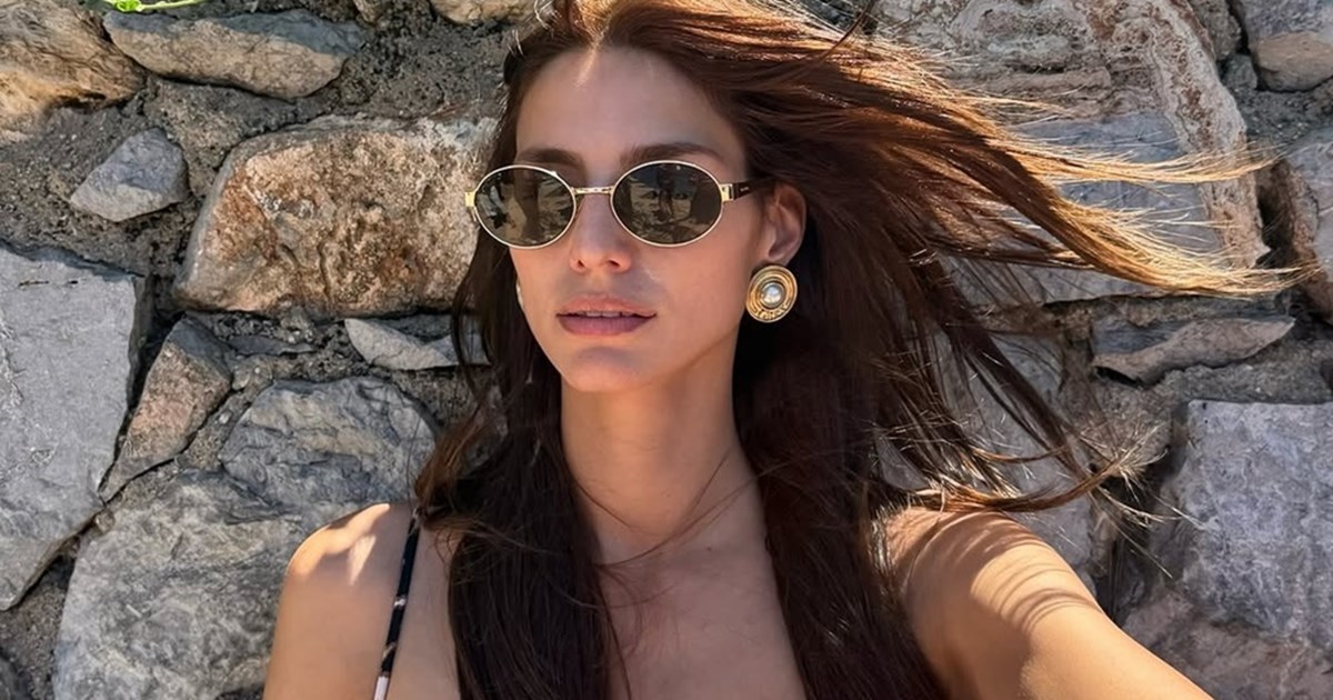 Η Ηλιάνα Παπαγεωργίου έχει τα λευκά sneakers που όλες πρέπει να έχουμε