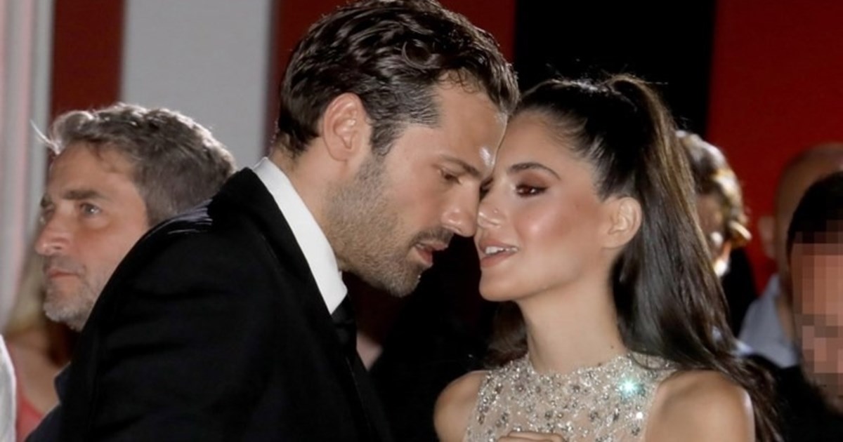 Είναι τελικά έγκυος; Η Αλεξάνδρα Νίκα ποζάρει ξυπόλυτη σε σκάφος με αέρινο καφτάνι