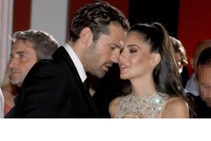 Είναι τελικά έγκυος; Η Αλεξάνδρα Νίκα ποζάρει ξυπόλυτη σε σκάφος με αέρινο καφτάνι