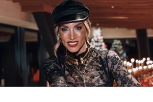 Στους καταρράκτες Ιγκουασού η Αθηνά Οικονομάκου | Ποζάρει με κόκκινο ολόσωμο μαγιό στο ηλιοβασίλεμα